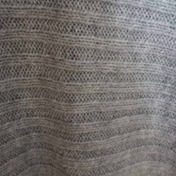 NWOT GAP Grey Mid-Length Sweater - Picture 4 of 6